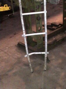 Agenturní zaměstnanci II Obrázek ukazuje poškozený žebřík na pracovišti.