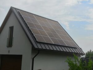 Fotovoltaické elektrárny a jejich hašení Obrázek znázorňuje střechu rodinného domu s fotovoltaickou elektrárnou.