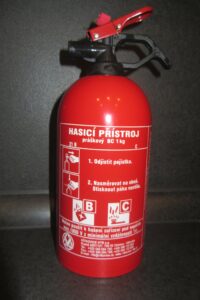 Hasicí přístroje – druhy a umístění Obrázek ukazuje hasící přístroj.