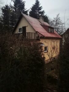 Kategorizace staveb z hlediska požární ochrany obrázek ukazuje rodinný dům schovaný za stromem.