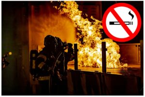 Požár vzniklý kouřením na pracovišti Obrázek ukazuje hasiče, kteří hasí oheň.