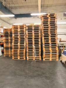 Pozor při změně užívání objektu! Obrázek ukazuje dřevěné palety, které jsou na sebe vyskládané.