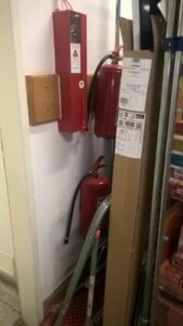 Školení v oblasti PO Obrázek znázorňuje nepřístupné hasící přístroje.