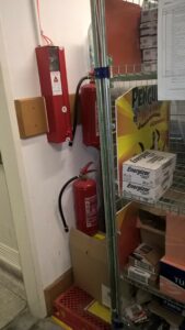 Obrázek ukazuje nepřístupné hasící přístroje