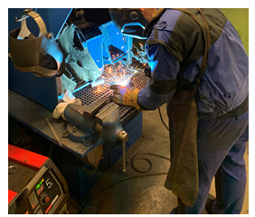 Obrázek ukazuje člověka, který sváří