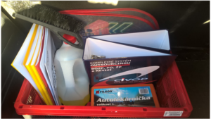 Ukázka nesprávného uložení autolékárničky na nedostupném místě.